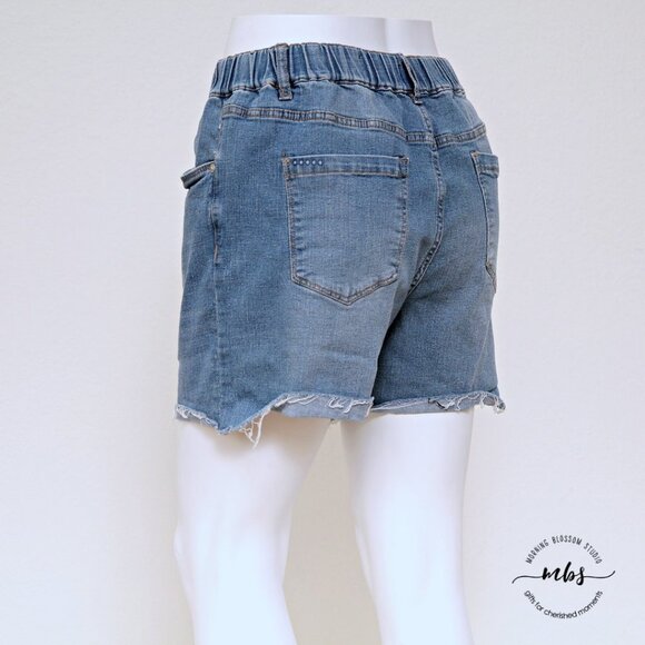 Blank NYC Elastic Waistband High Rise Distressed Frayed Hem Denim Shorts - Picture 4 of 7